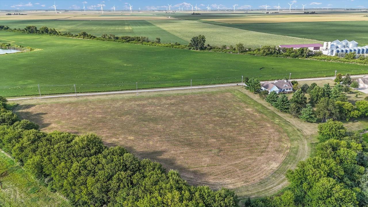 11 Moss Dr., Farmer City, IL 61842
