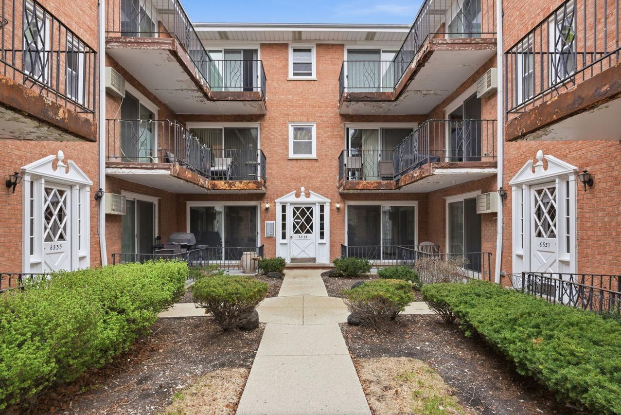 6533 N Northwest Hwy. #1C, Chicago, IL 60631