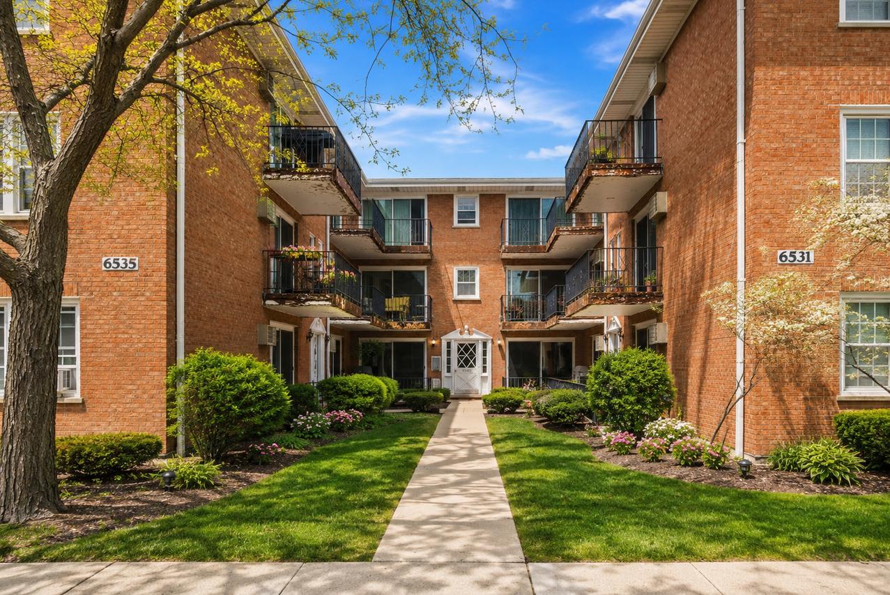 6533 N Northwest Hwy. #1C, Chicago, IL 60631