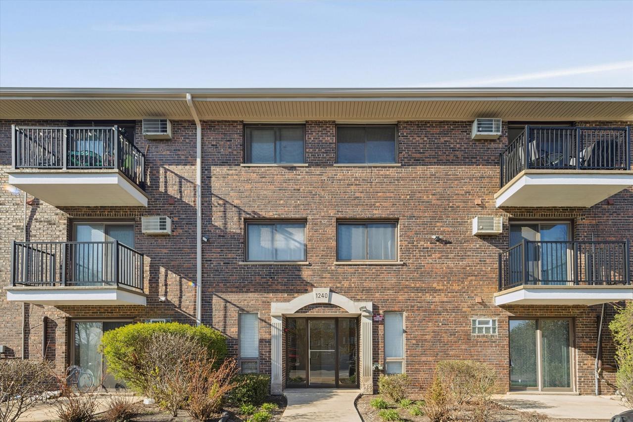 1240 S Lorraine Rd. #3B, Wheaton, IL 60189
