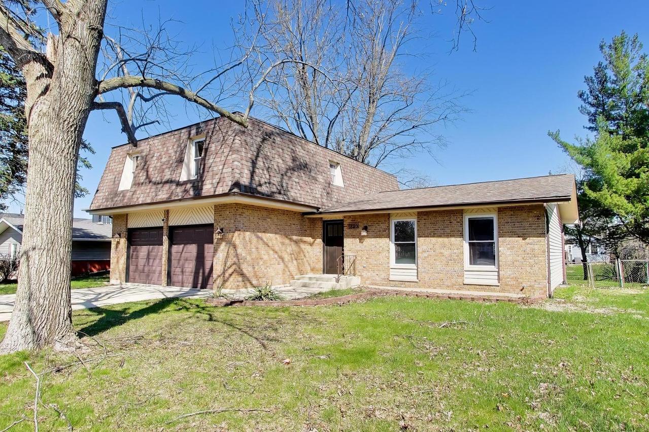 1820 Bolson Dr., Downers Grove, IL 60516