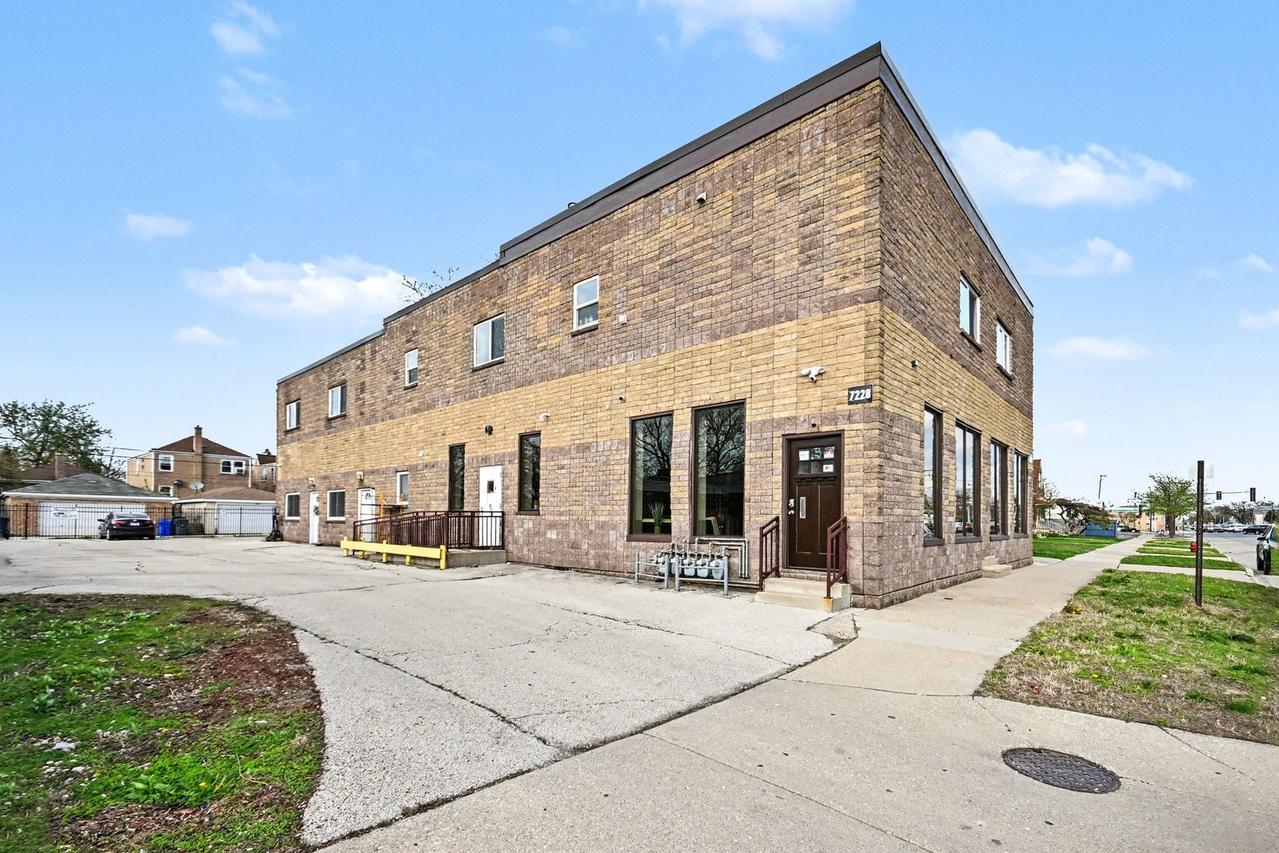 7228 39th St. #2W, Lyons, IL 60534