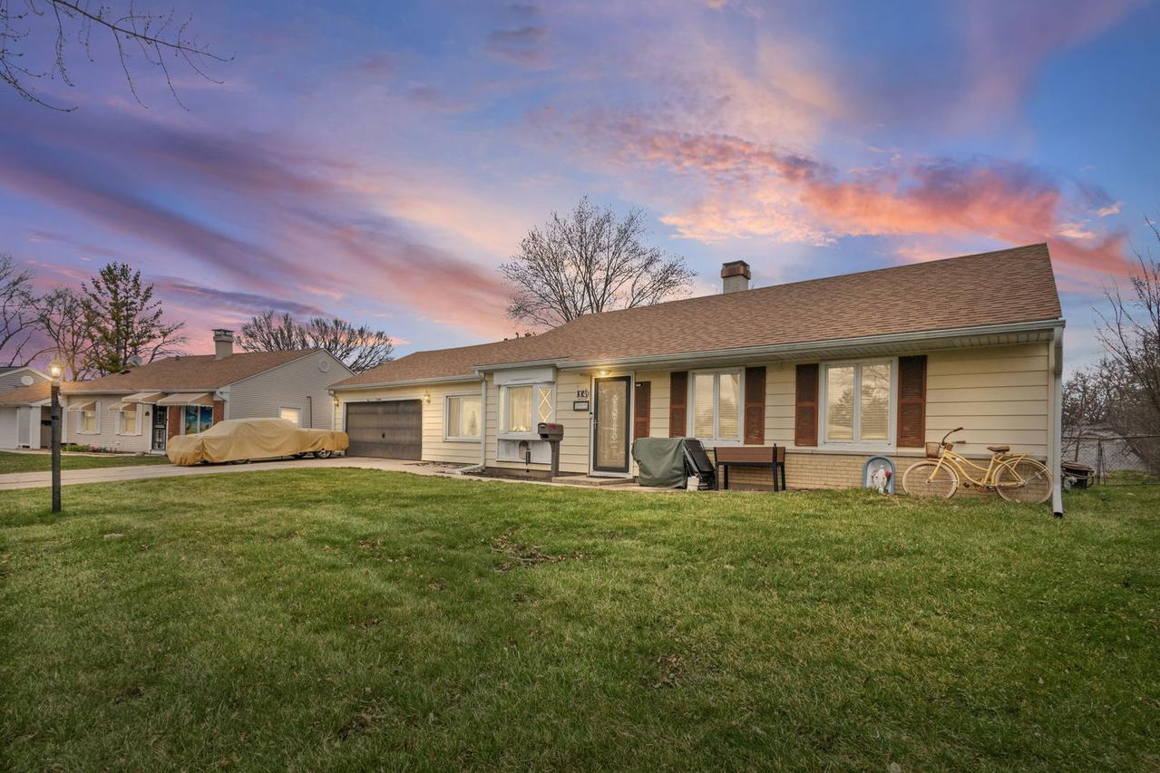 1013 Manor Dr., Streamwood, IL 60107