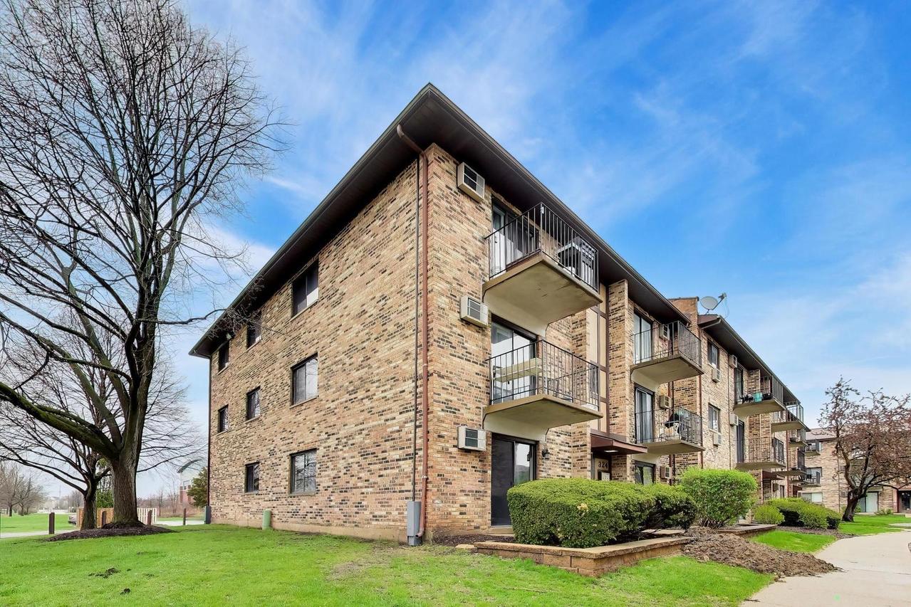 324 Klein Creek Ct. #A, Carol Stream, IL 60188