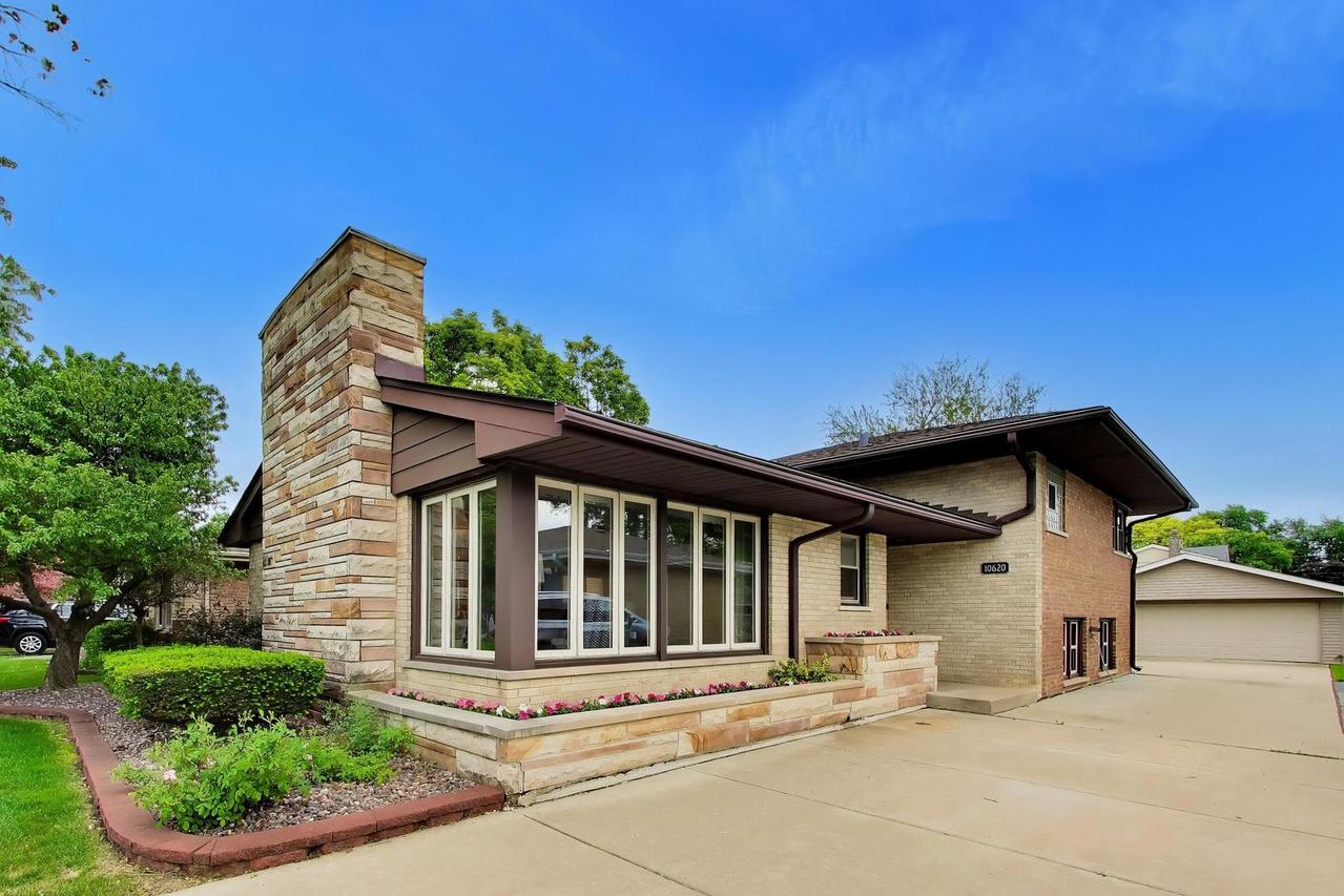 10620 Lockwood Ave., Oak Lawn, IL 60453