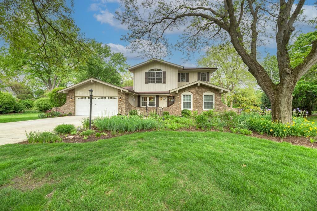 10S607 Glenn Dr., Burr Ridge, IL 60527