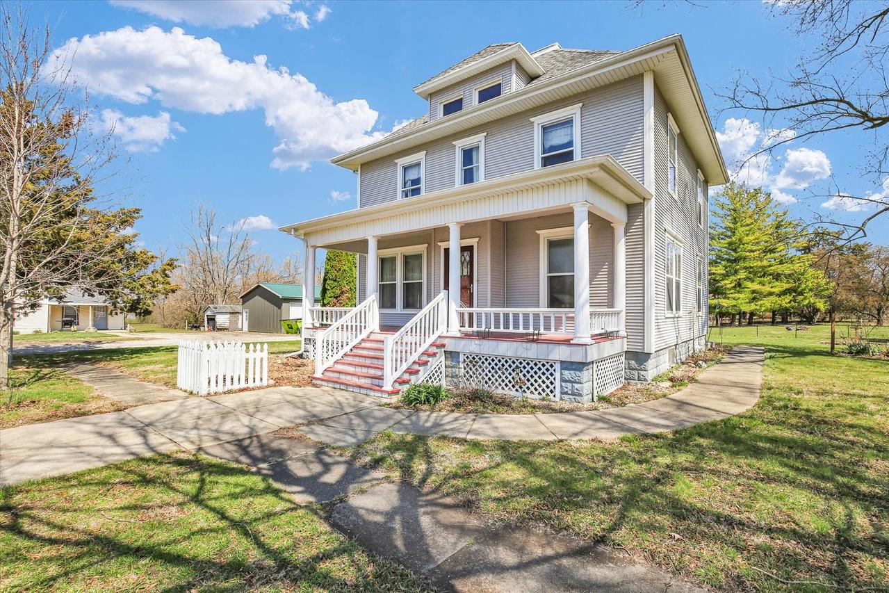 430 N Indiana Ave., Deland, IL 61839