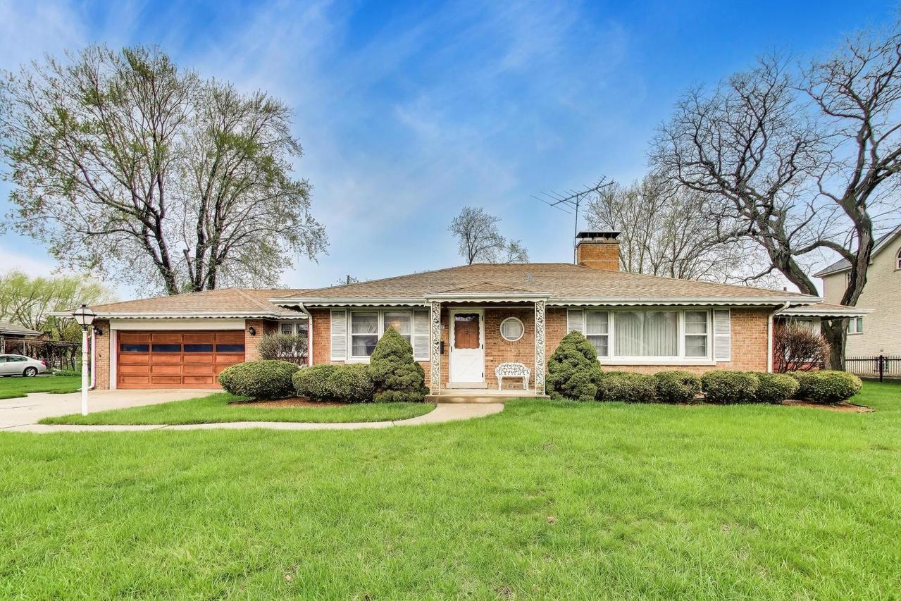 8012 Davis St., Niles, IL 60714