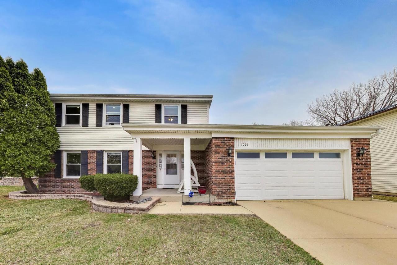 1021 Warwick Cir., Hoffman Estates, IL 60169