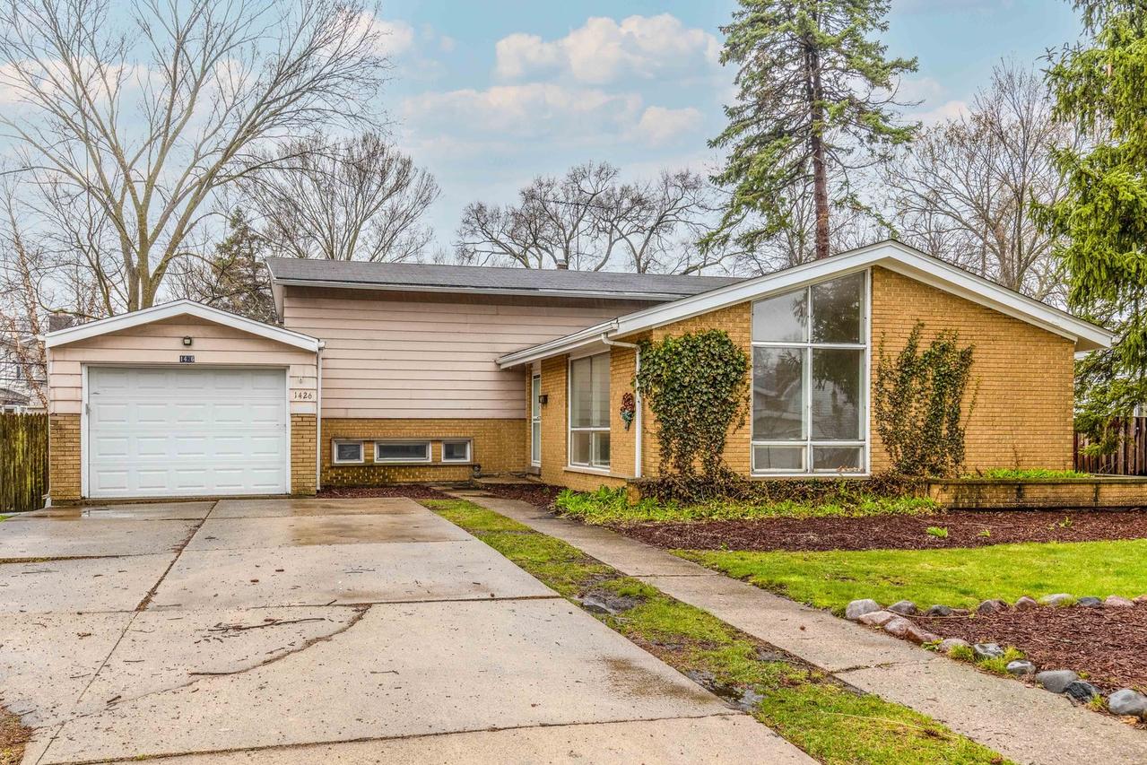 1426 Wescott Rd., Northbrook, IL 60062