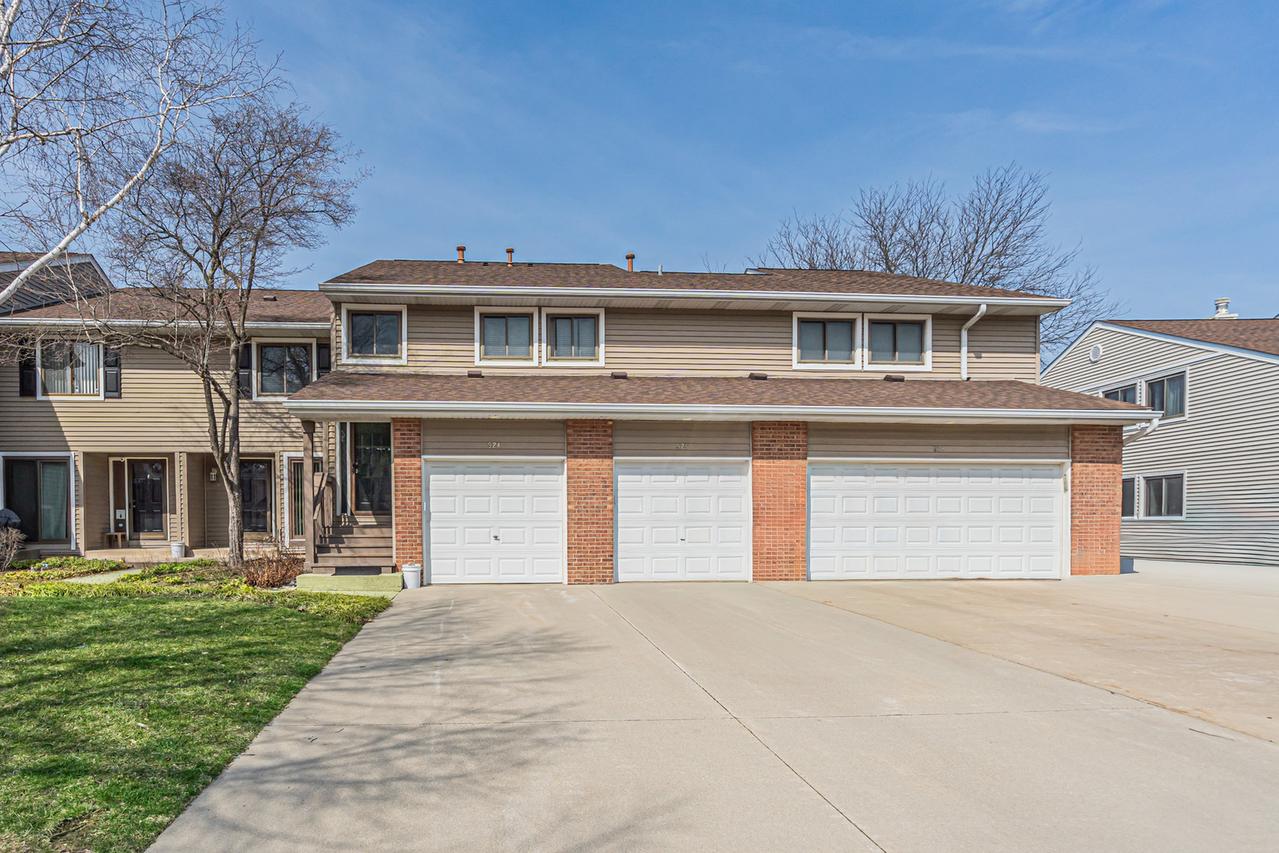 924 Hidden Lake Dr., Buffalo Grove, IL 60089