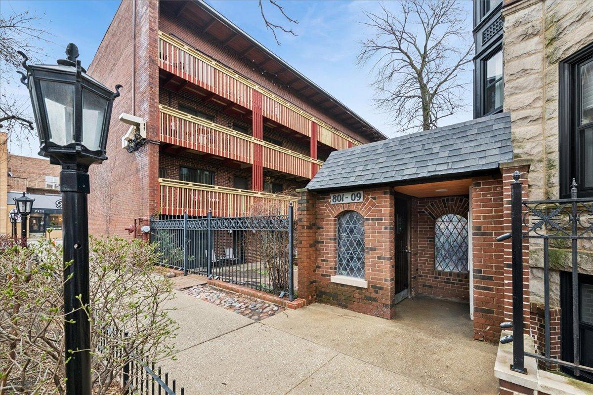 805 W Oakdale Ave. #1A, Chicago, IL 60657