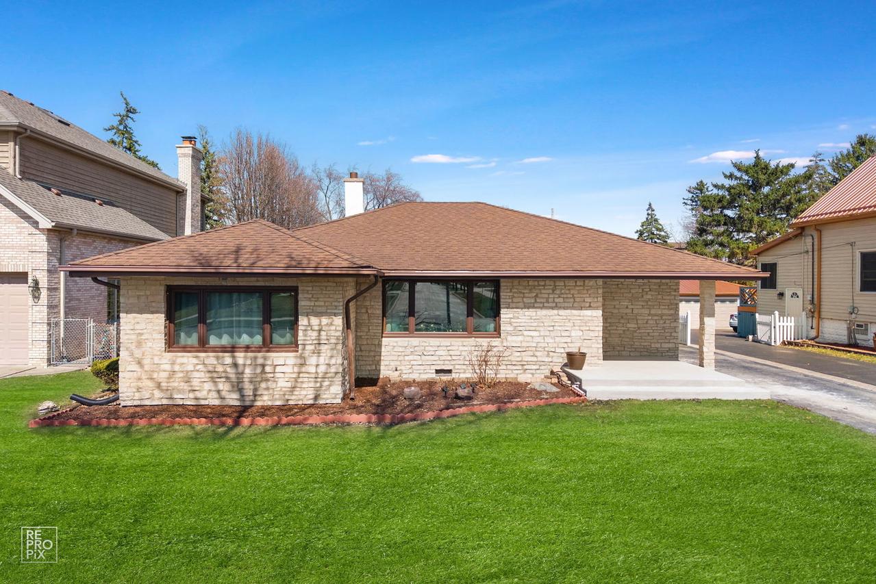 221 E Grantley Ave., Elmhurst, IL 60126