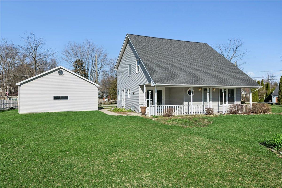 3303 Eastway Dr., Island Lake, IL 60042