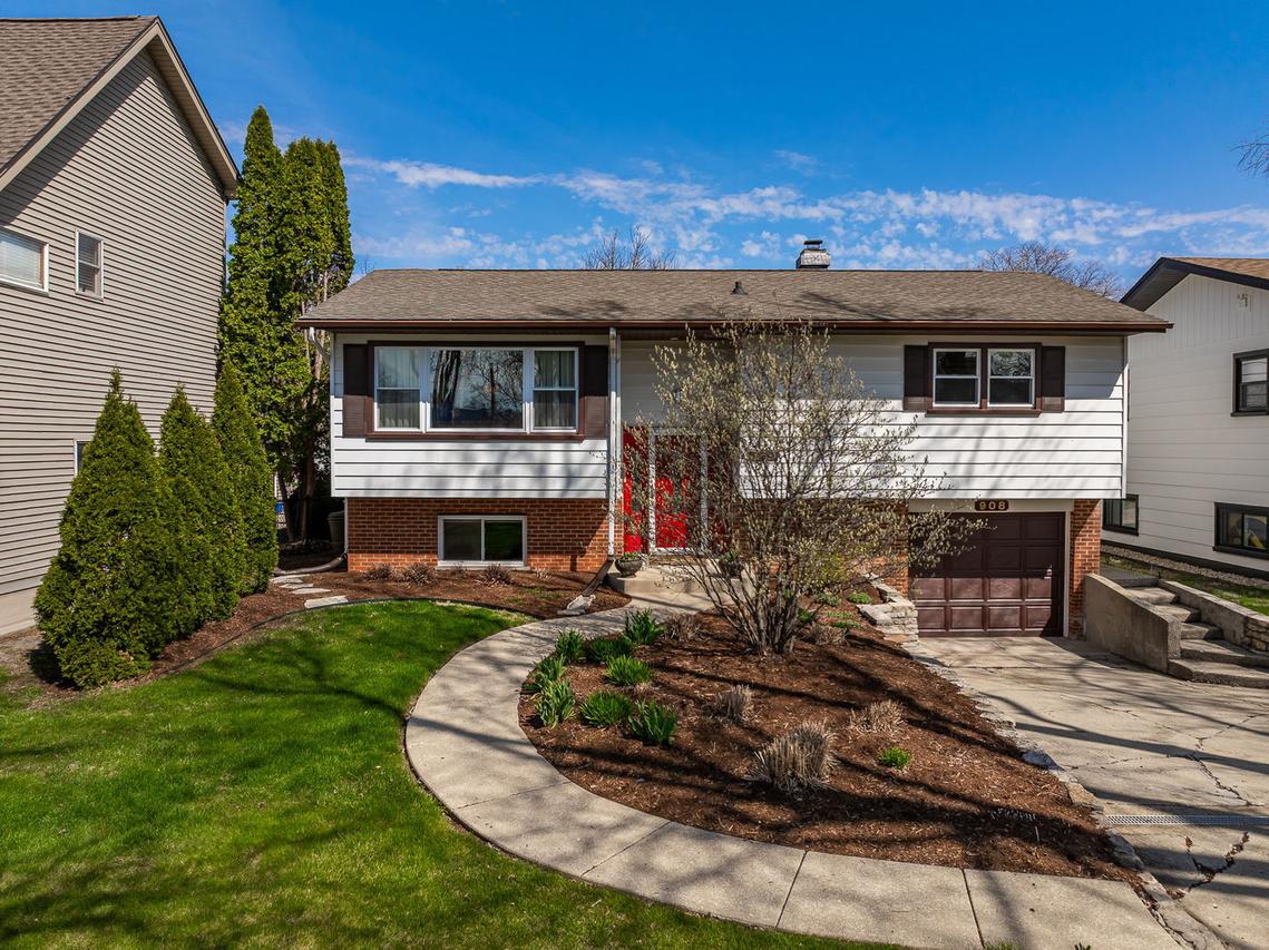 908 40th St., Downers Grove, IL 60515