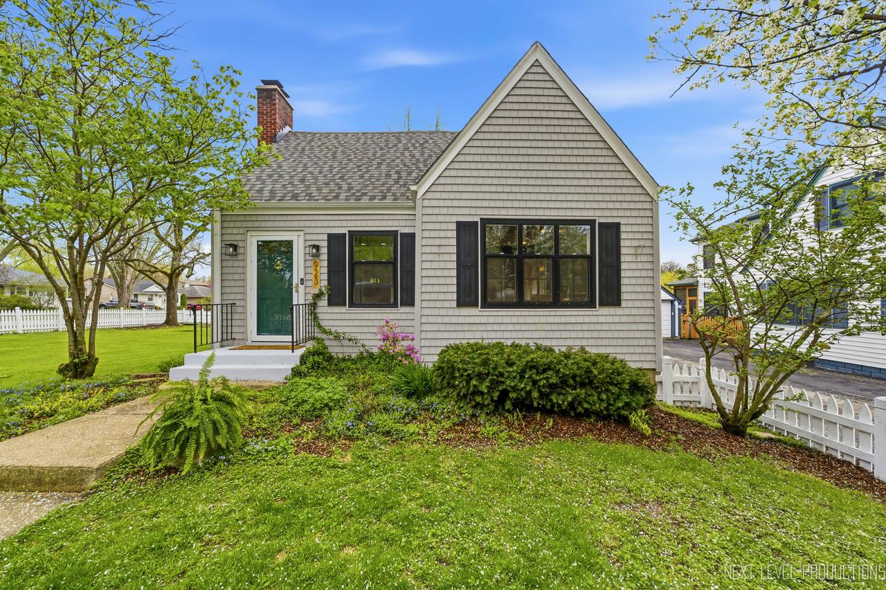 923 South Ave., St. Charles, IL 60174