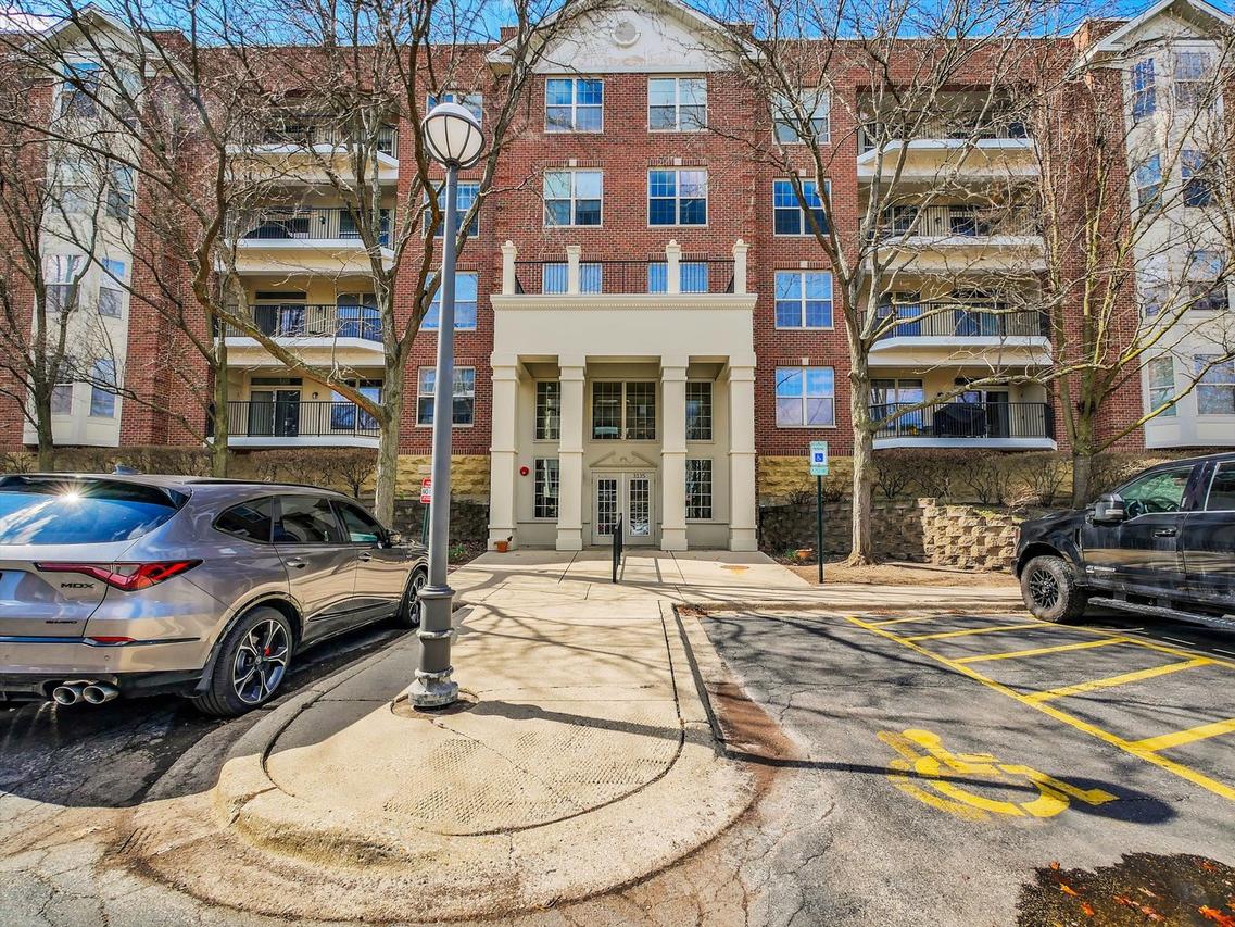 3135 Town Square Dr. #104, Rolling Meadows, IL 60008