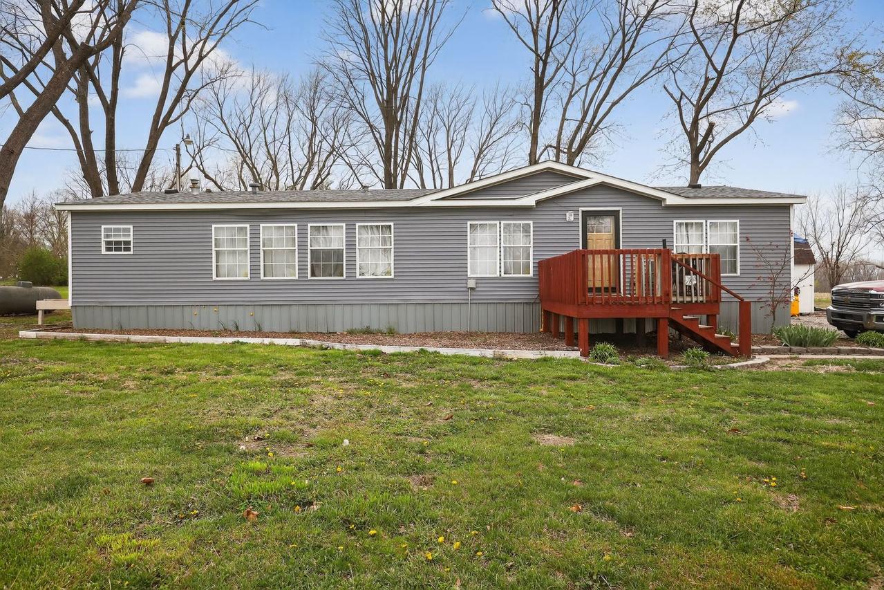 21309 Gambill Ln., Carlyle, IL 62231