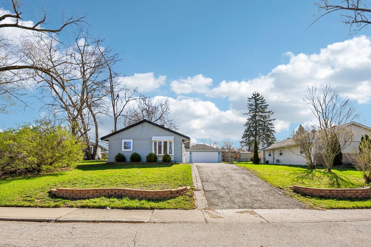 1819 Papoose Rd., Carpentersville, IL 60110