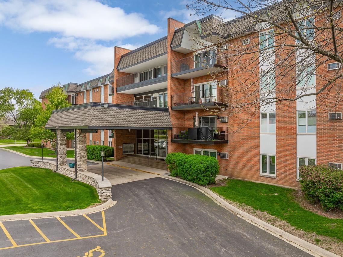 4221 Saratoga Ave. #410A, Downers Grove, IL 60515