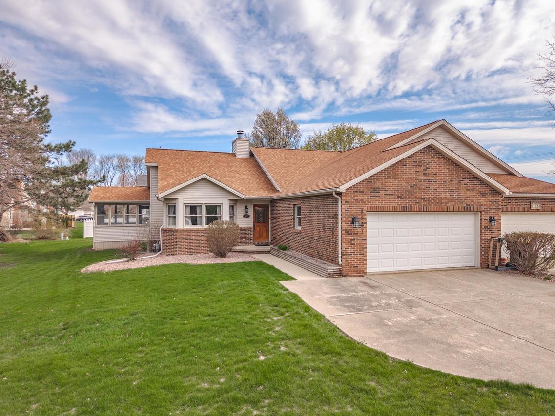 8627 Oakmont Rd., Bloomington, IL 61705