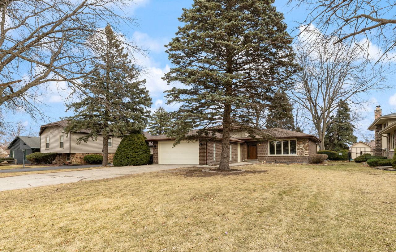 8518 Candlelight West Dr., Willow Springs, IL 60480