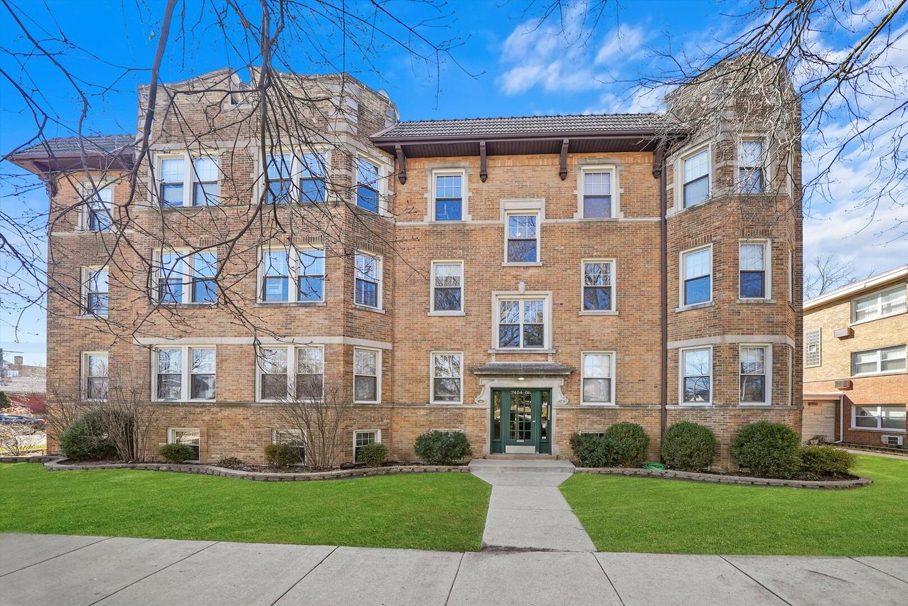 7404 N Oakley Ave. #1, Chicago, IL 60645