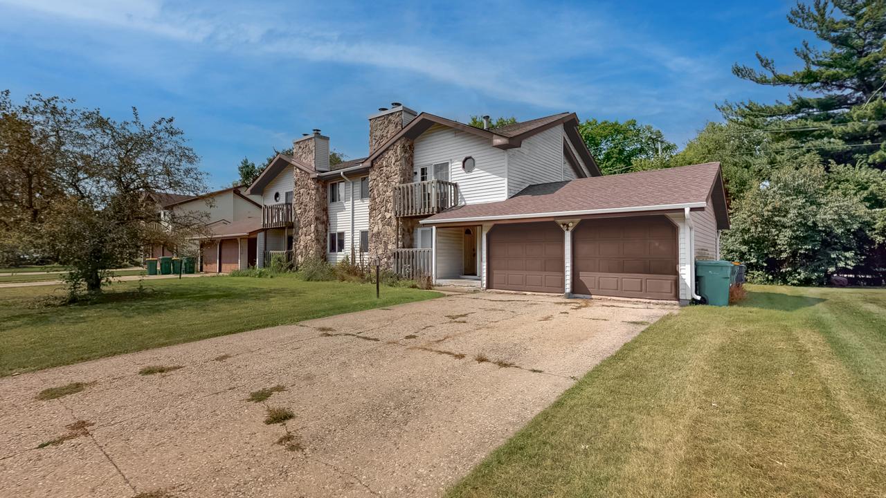 1545 W Stonehenge Dr., Sycamore, IL 60178
