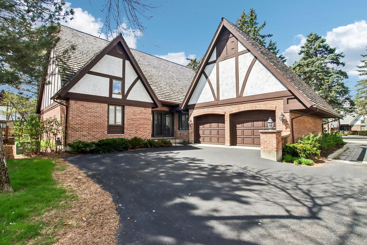 985 Coventry Ln., Highland Park, IL 60035