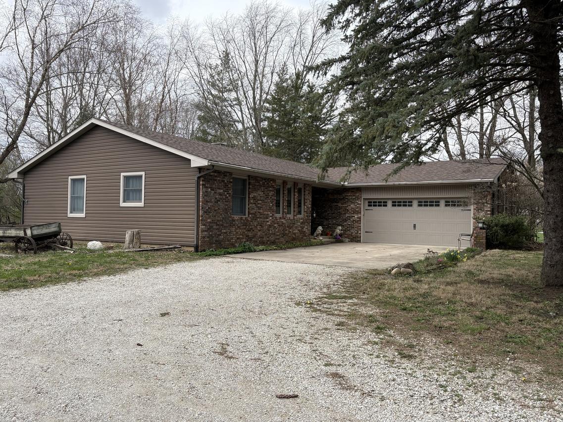 1301 W Westbrook Dr., Mahomet, IL 61853