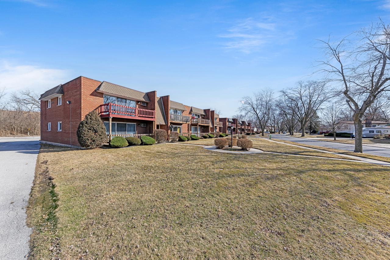 539 N Pleasant Dr. #2D, Glenwood, IL 60425