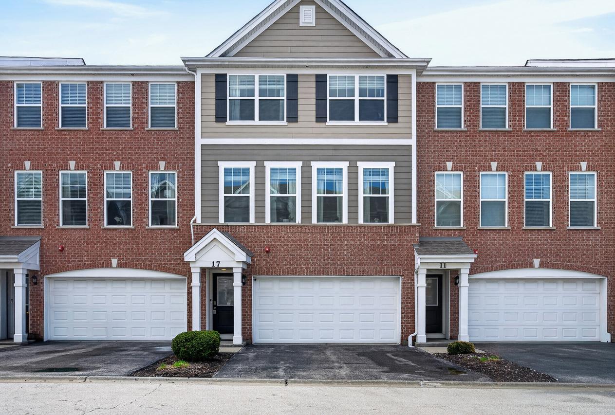 17 Grey Wolf Dr., Wheeling, IL 60090