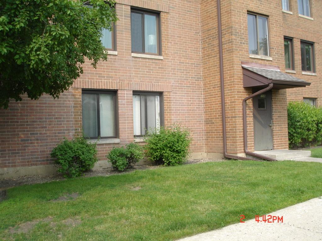 708 N Briar Hill Ln. #2, Addison, IL 60101