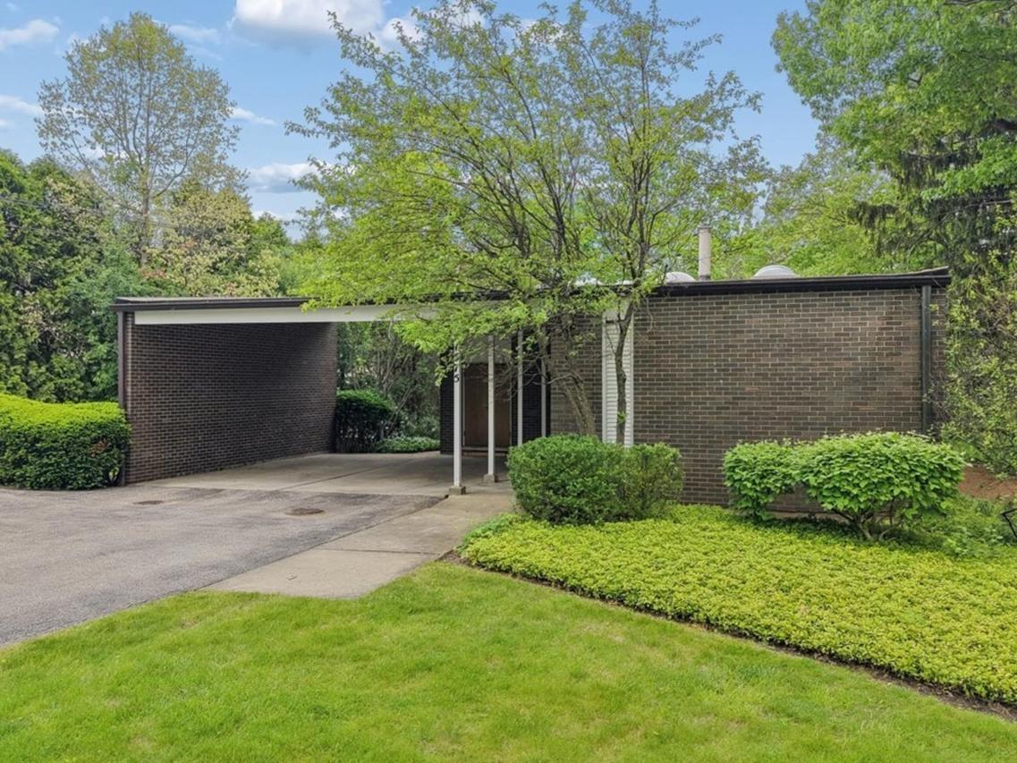 1575 Hawthorne Ln., Highland Park, IL 60035