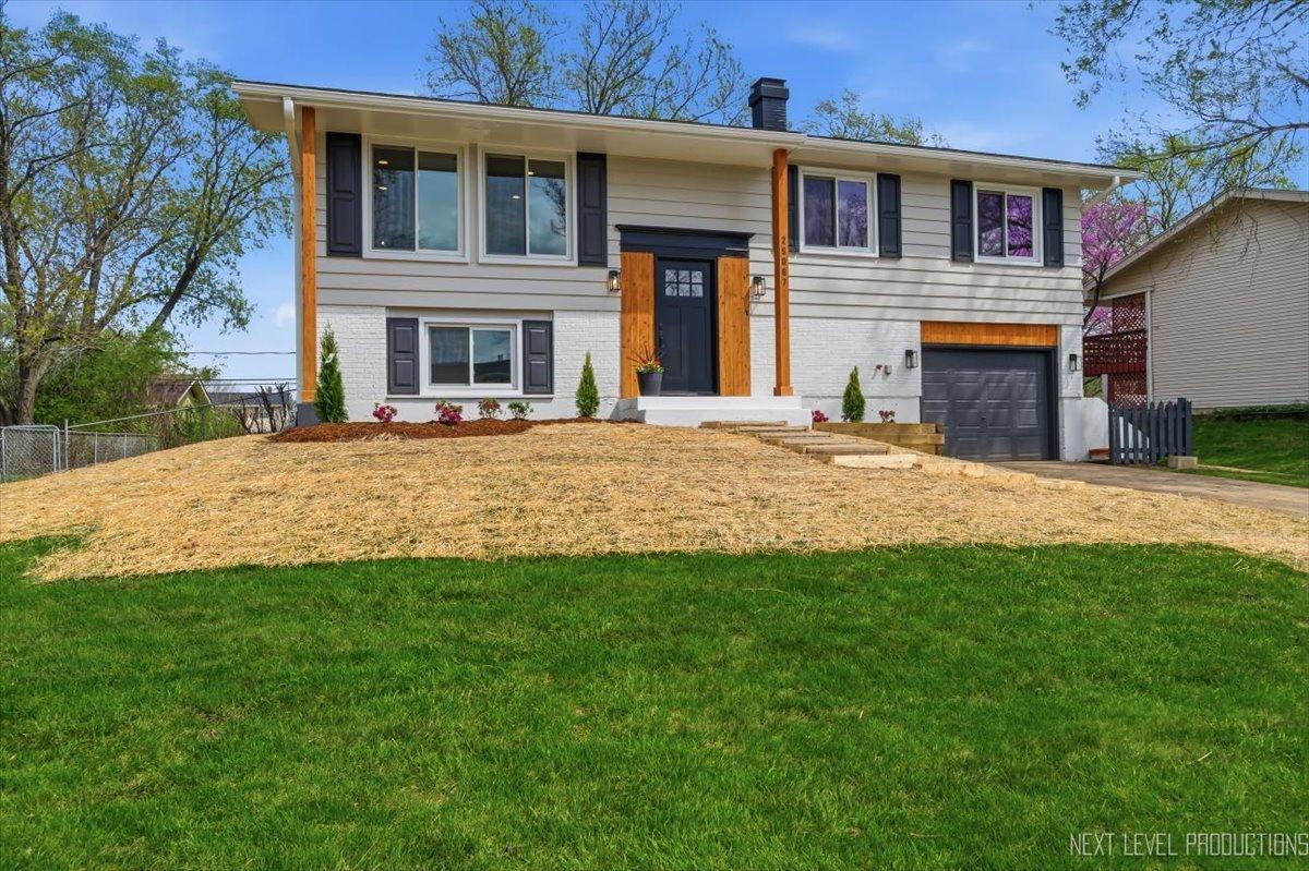 2S067 Beaumont Ln., Lombard, IL 60148