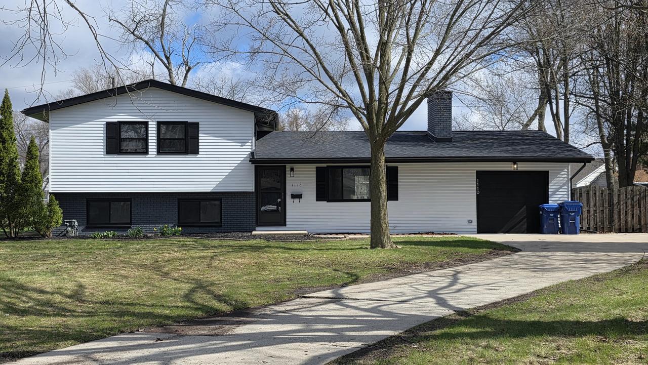 1110 Holmes Pl., Dekalb, IL 60115