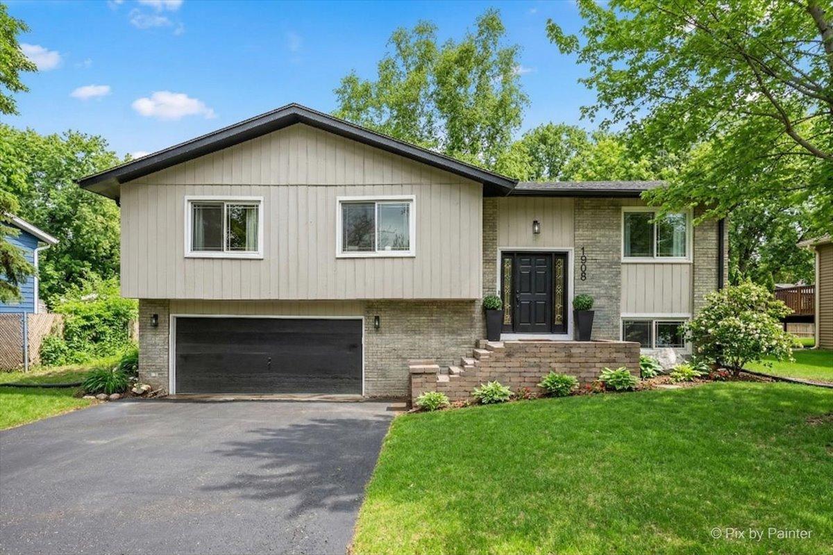 1908 Moore Ave., St. Charles, IL 60174