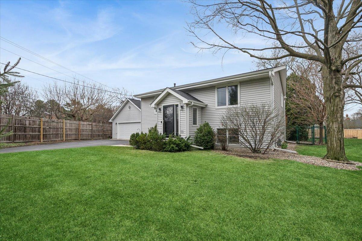 904 W Woodland Rd., Lake Bluff, IL 60044