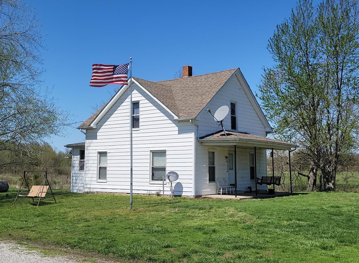 5568 Lois Ln., Salem, IL 62881