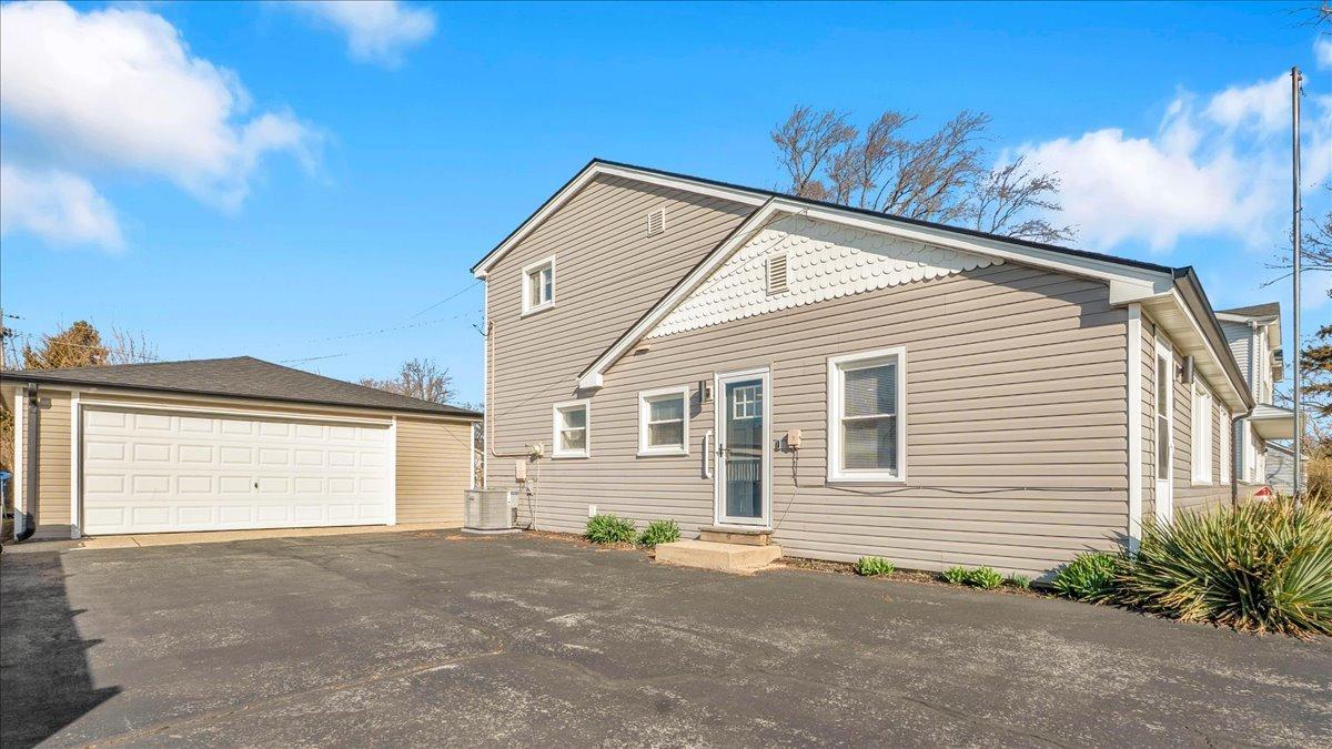 8738 Newland Ave., Oak Lawn, IL 60453