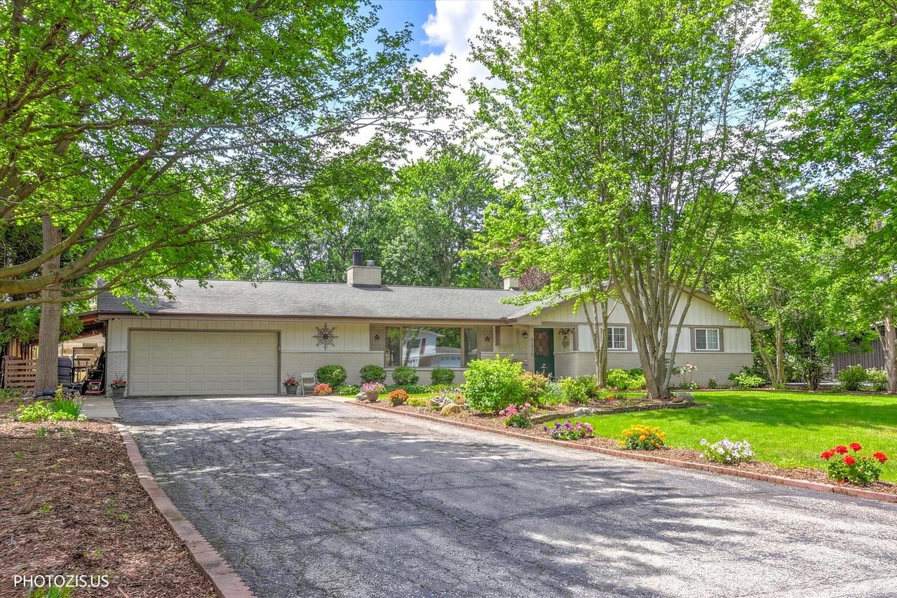 6405 Walkup Ln., Crystal Lake, IL 60014