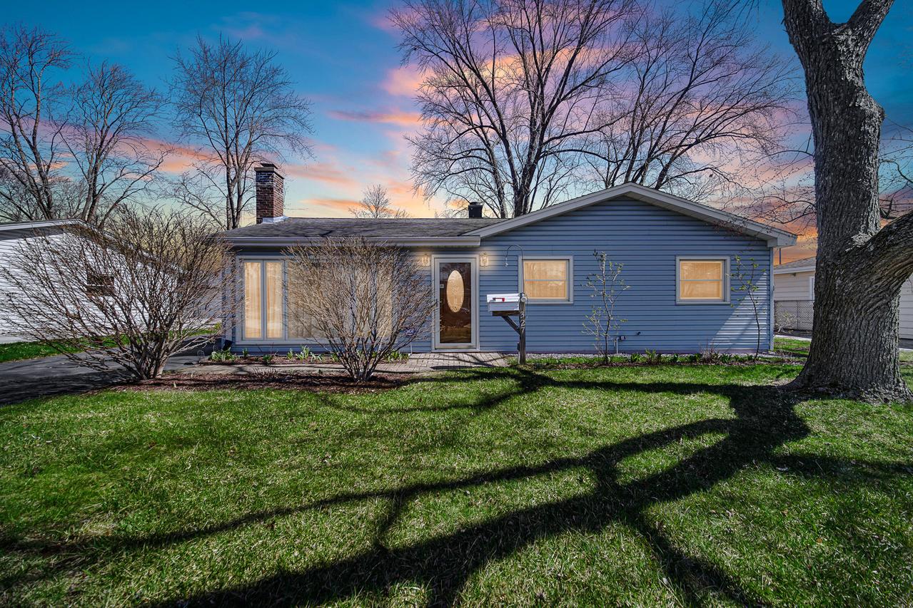 327 N Pershing Ave., Mundelein, IL 60060