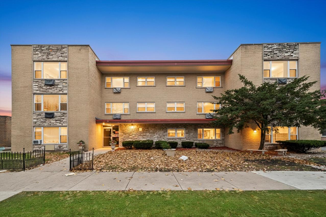 415 S Maple Ave. #202, Oak Park, IL 60302