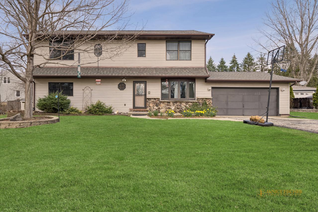 306 Juniper Rd., Island Lake, IL 60042