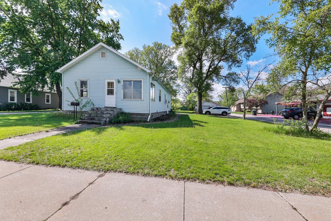 215 W Division St., Coal City, IL 60416