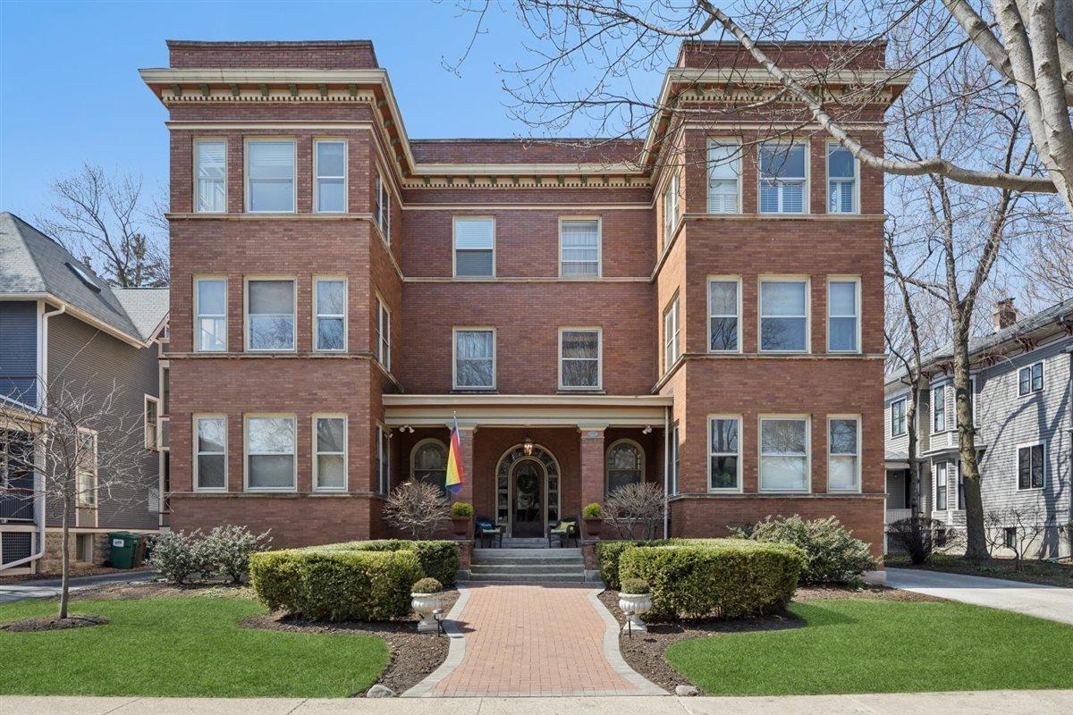 233 Clinton Ave. #3S, Oak Park, IL 60302