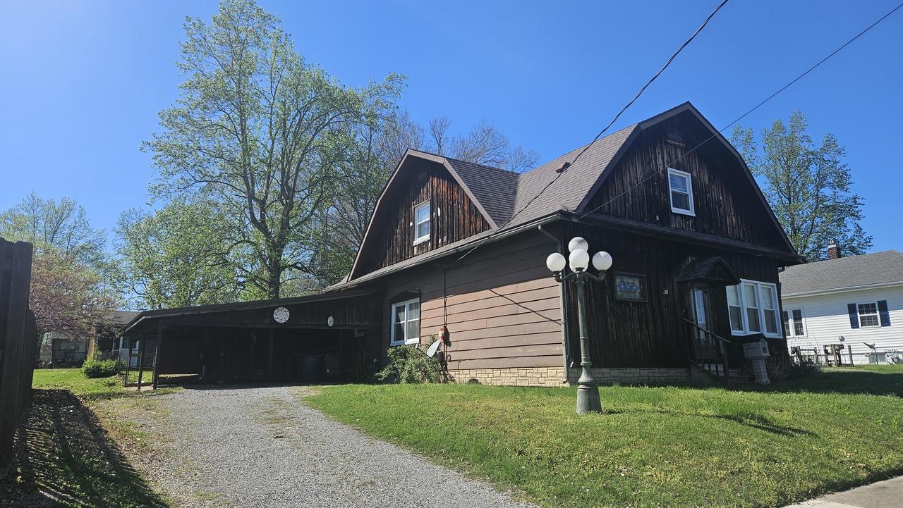 906 Barham Ave., Johnston City, IL 62951