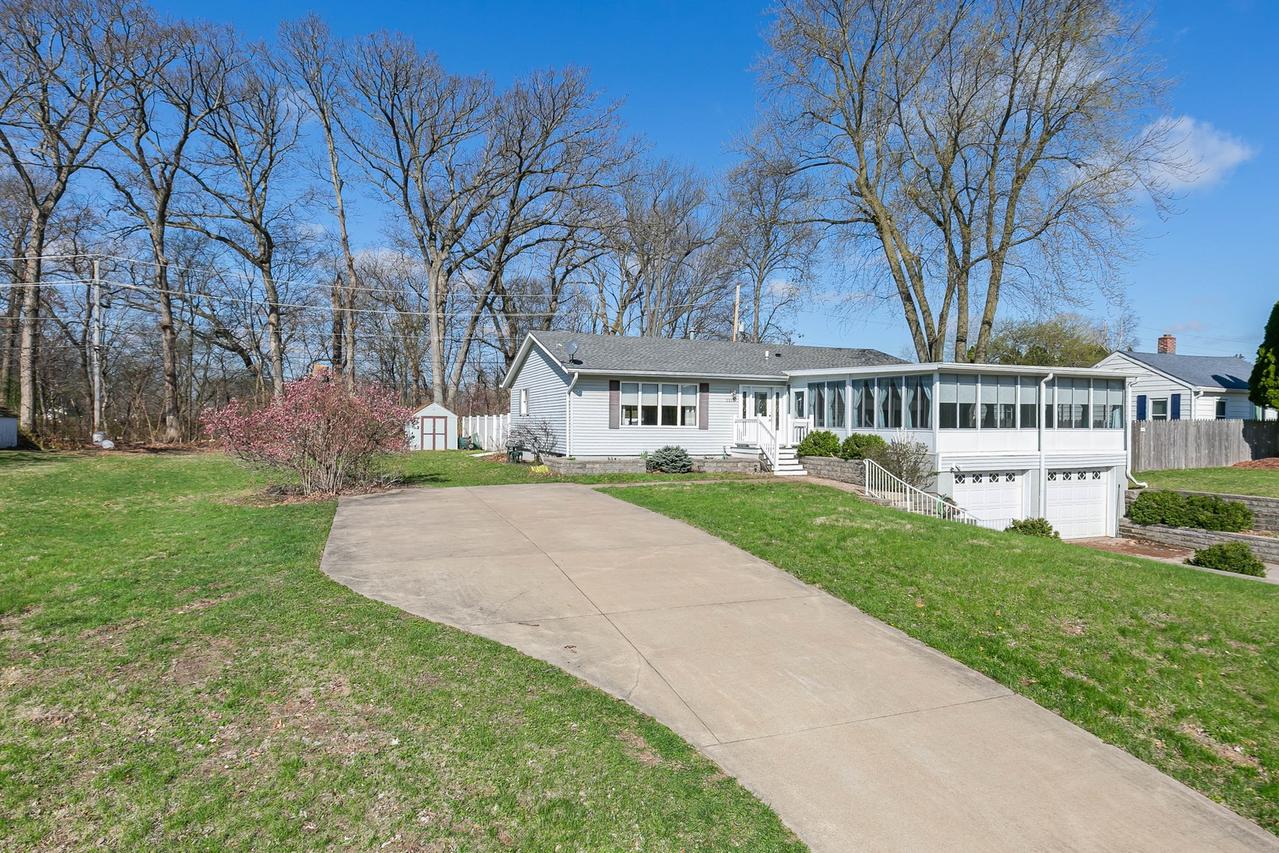 3215 53rd St., Moline, IL 61265