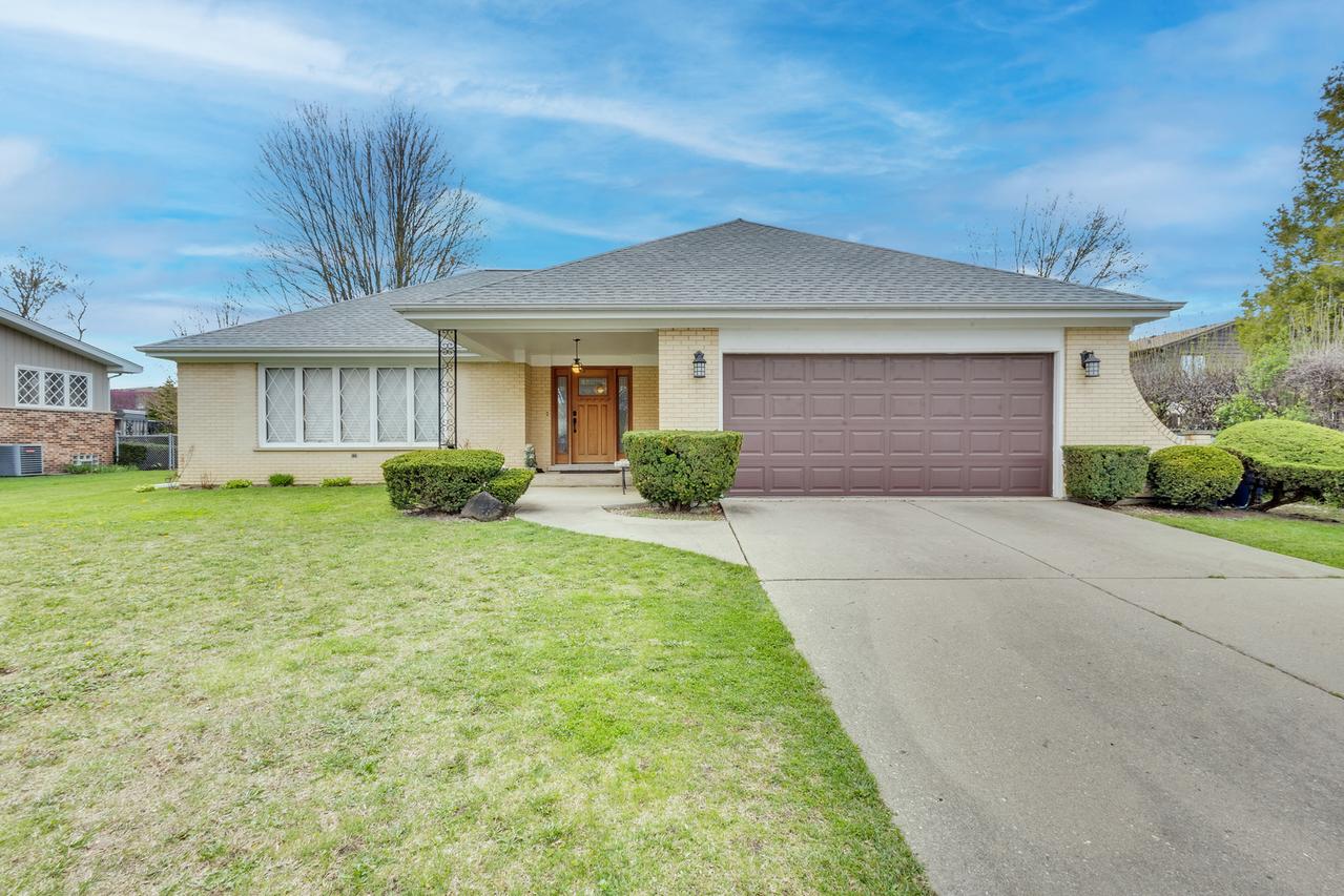 730 Castlewood Ln., Deerfield, IL 60015