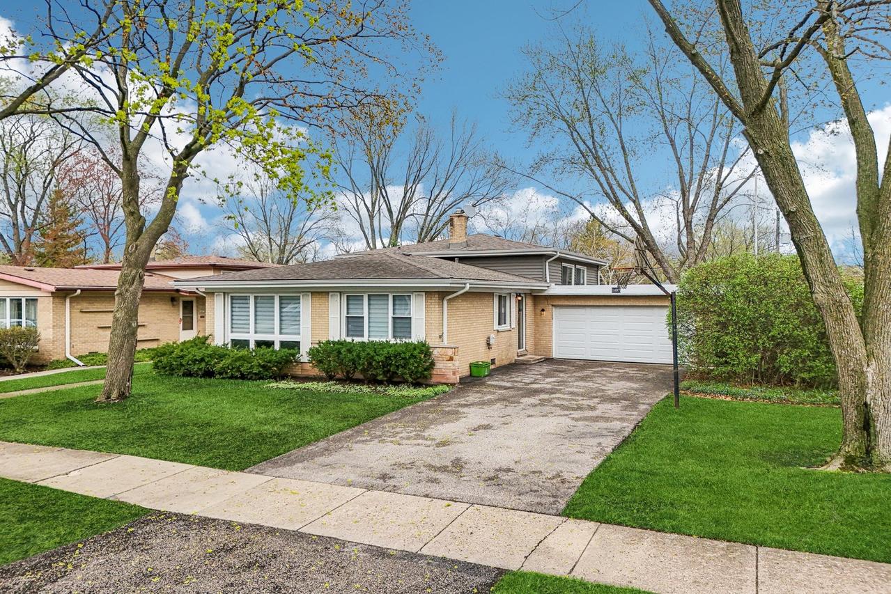 1407 N Highland Ave., Arlington Heights, IL 60004